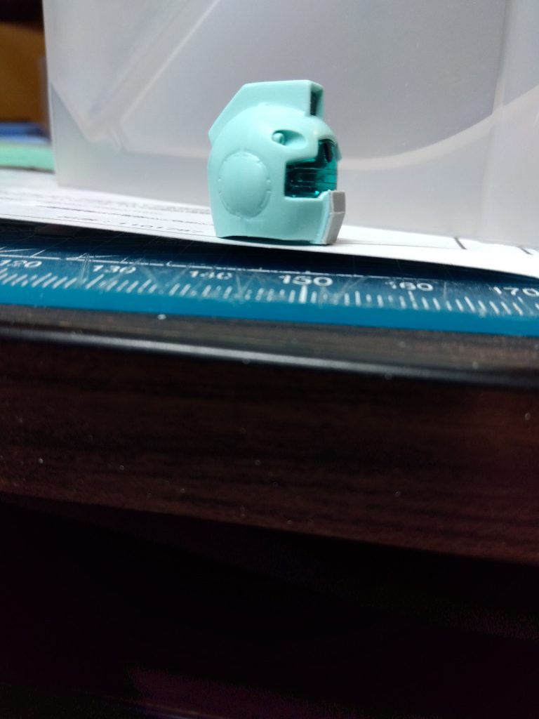 顔パーツの口元？が丸く低く感じたので、プラ板で高く角ばりつけました。