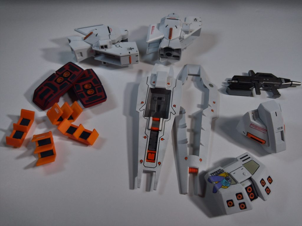 塗分け部位ざっくり。19年前のキットと言う事なのか、バンダイさんの良い子はちゃんと塗分けするんだゾ？ポイントがめちゃくちゃ多かったです。オレンジのチョコチョコ点在してる部位は爪楊枝の太さより小さかったので、最終的に爪楊枝の先端で塗料を落とす様に塗りました。せっかく面を出した…つまりある程度エッジも出てる！…出てるよな…？　と言うわけで、エッジにパステルをシャドウをすべく黒パステルを購入。恐る恐るエッジにこすりつけてみる。