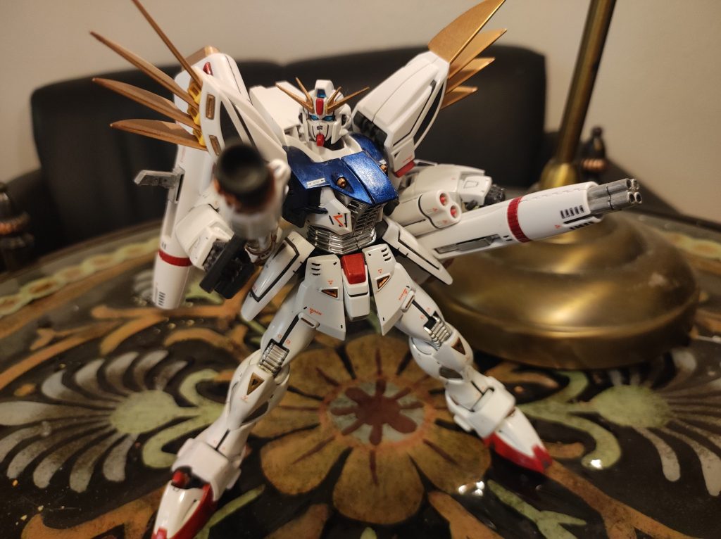 まずはバックキャノンを構えます。ビームランチャーで撃つ瞬間。