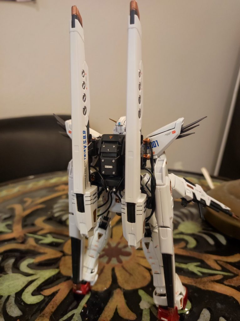 重いなバックパックを装備させても自立できます。