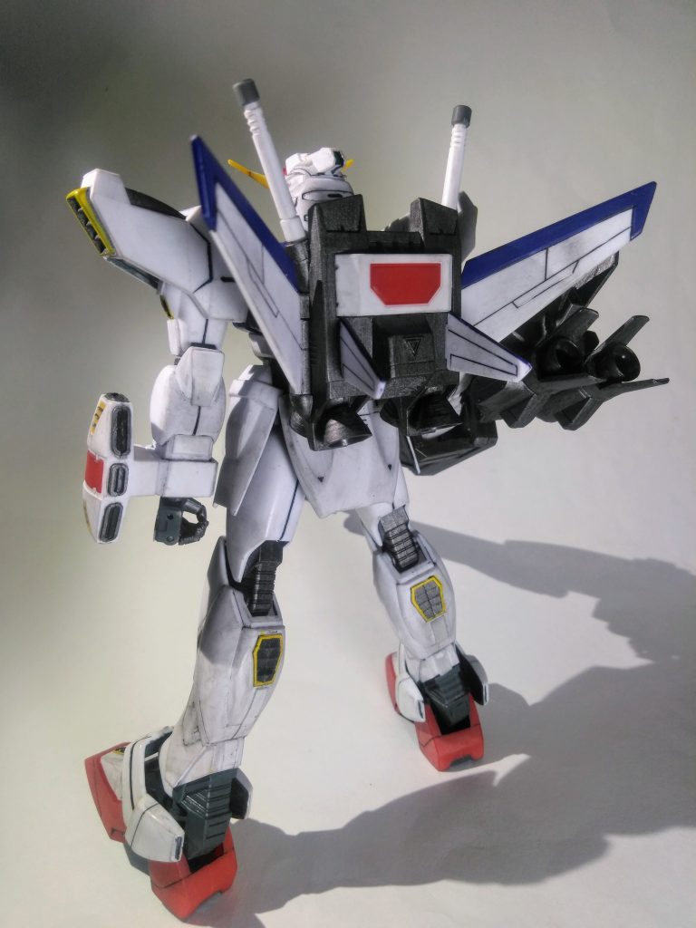 形状は『RX-F91』を彷彿させますが、｢何かが違う｣・・・そう、観えちゃうんですよねぇ😄アっ❗背部は全然ベツモノだった😋ウィングの｢形状と配置｣がナカナカ良いぞぅ😍