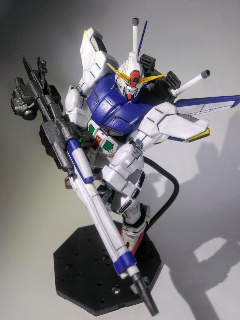 で、この子の｢アピールポイント｣である大型ビーム砲『Generative Beam Rifle Device』ようは｢ジェネレーター搭載型ビームライフル｣略して『G-バード』だ、そうです🤔『長モノ武装絶体信者』としては放っておく事は出来ない『良デザイン』😍💗まぁ、皆様も想定内と思いますが、当時のキット仕様と｢長くて重い、このロマン武器｣カッコ良～くポージングは｢至難の技｣と相成ります😭