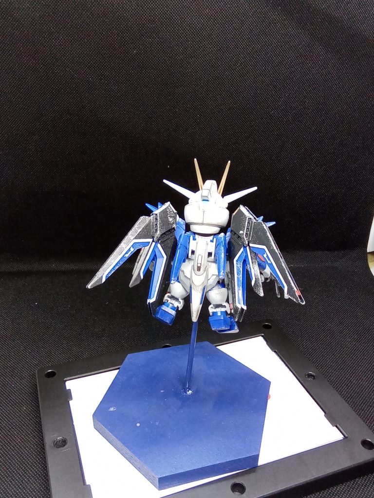 パテで穴埋めしていますが　組み上げてから足に大きな空洞が発生