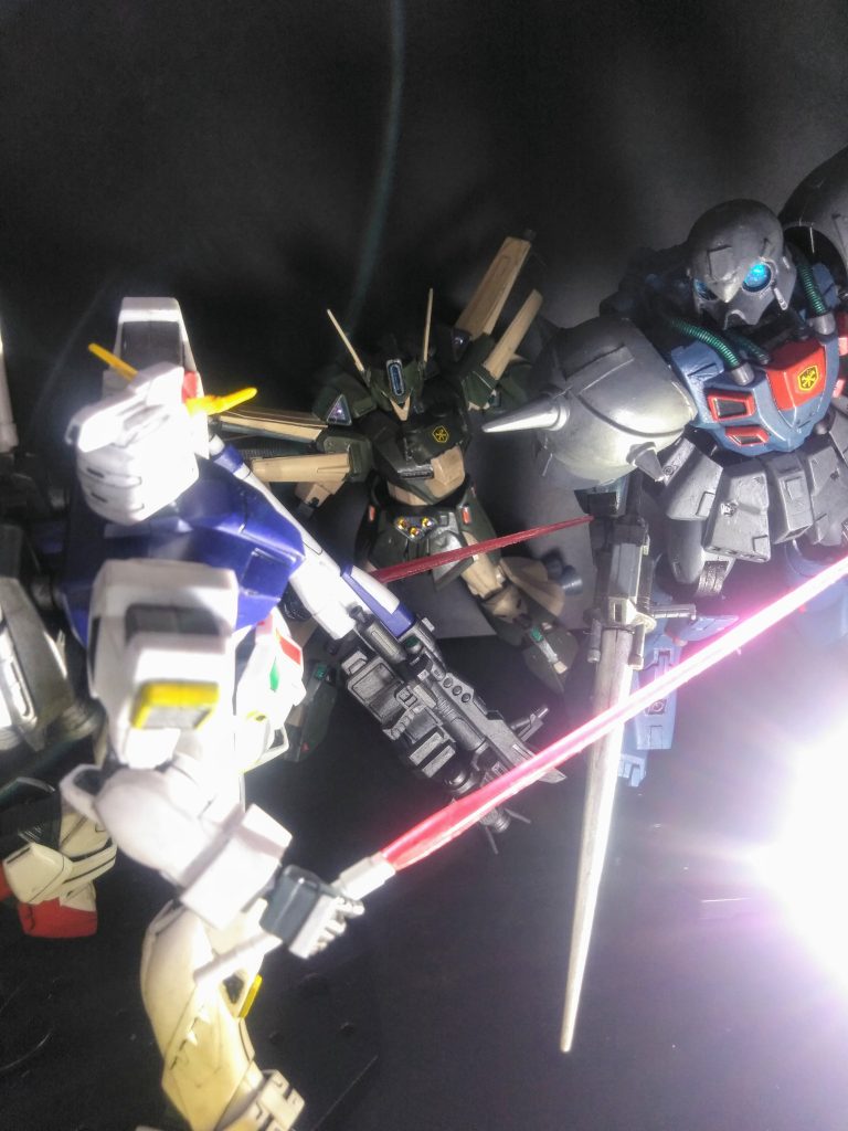 と、言う訳で｢リビルド｣してミタこのキット付属の取説を読んでも『どうしてこの子を造ったの❓』がヨウワカラン❓😏｢UP主｣としても、何だかスッキリしない微妙な機体だったりします😑今回は｢蛇足作業をスル気持ちが全く湧かない｣なんともモヤモヤする機体でした😔｢悪者顔｣でカッコ良いのに・・・と、上記は｢UP主｣の考えなので、機会が在りましたら皆様は楽しんで制作して下さい🙇　　　　　　そして、今回も撮影中に｢自壊案件｣が発生😩｢ツノは折れるし重すぎて肩軸が…｣等々😣　　　　　　　　　　　　　　　　　　　 はぁ😞💨・・・涙が止まらん・・・😢今回も・・・コリャ・・・ダメだな・・😭