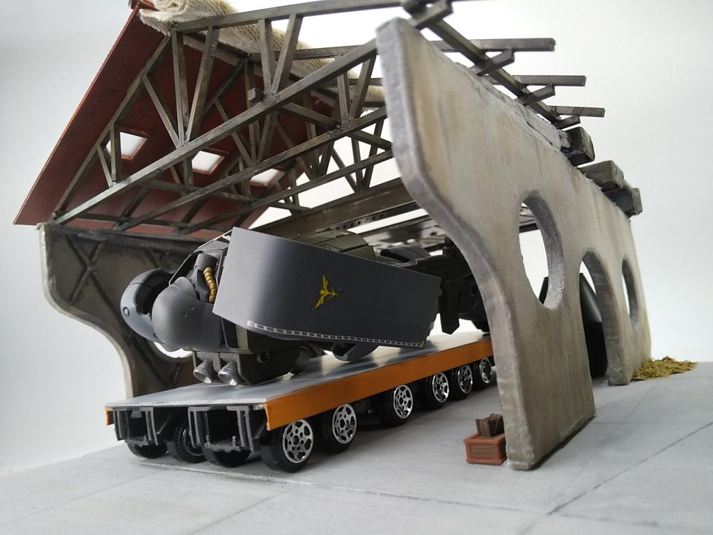 製作途中の画像ですが、一応こんな絵面もできます。中型MSでギリギリ収まるくらい。もう少し小ぶりのMSならあまり圧迫感無く収まるんでは。