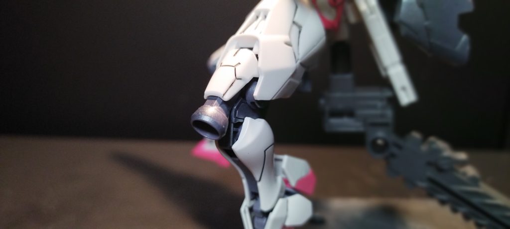 フレーム部は箱絵を見て、ガンメタにシルバーと青を混ぜて調色したんですが、仕上がってからルブリスなら青じゃなくて赤を混ぜればよかったかなと思いました。