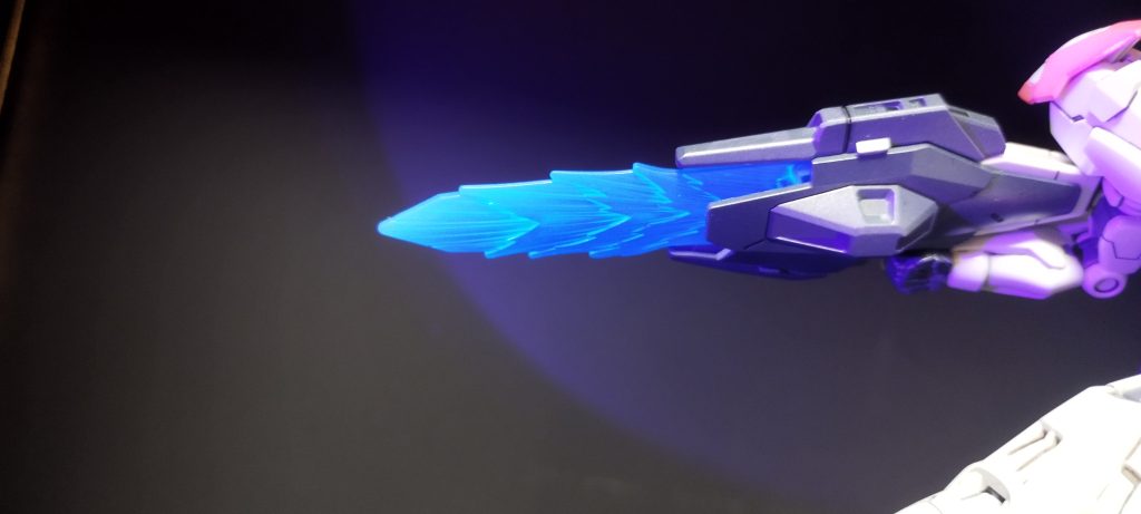 クリアホワイトと蛍光ブルーで少しグラデーションになるように頑張りました。