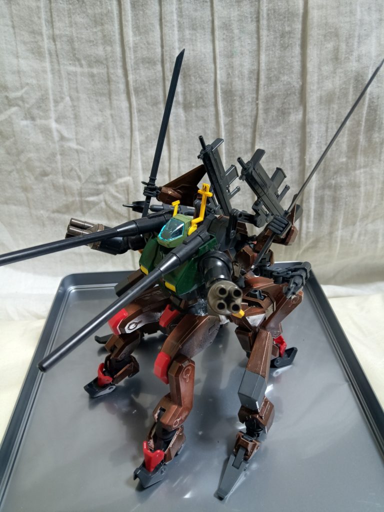 特殊な環境のジャブロー防衛用に改装再利用されたガンタンク多脚の採用とウインチワイヤーにより、壁ジャンプや障害物の踏破が可能になり、複腕で近接戦闘にも対応する