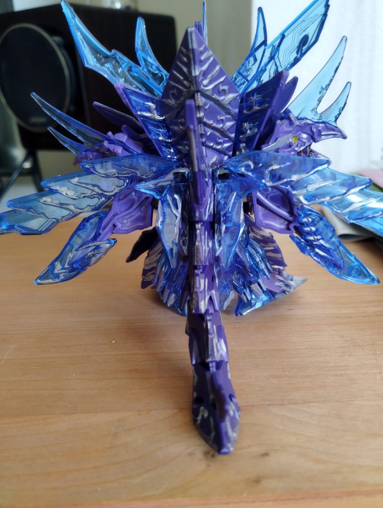 バックショットこの袖付きモビルスーツも裸足で逃げ出すエングレービング量に着色していくのが楽しいんですよねえ……。閲覧ありがとうございました！