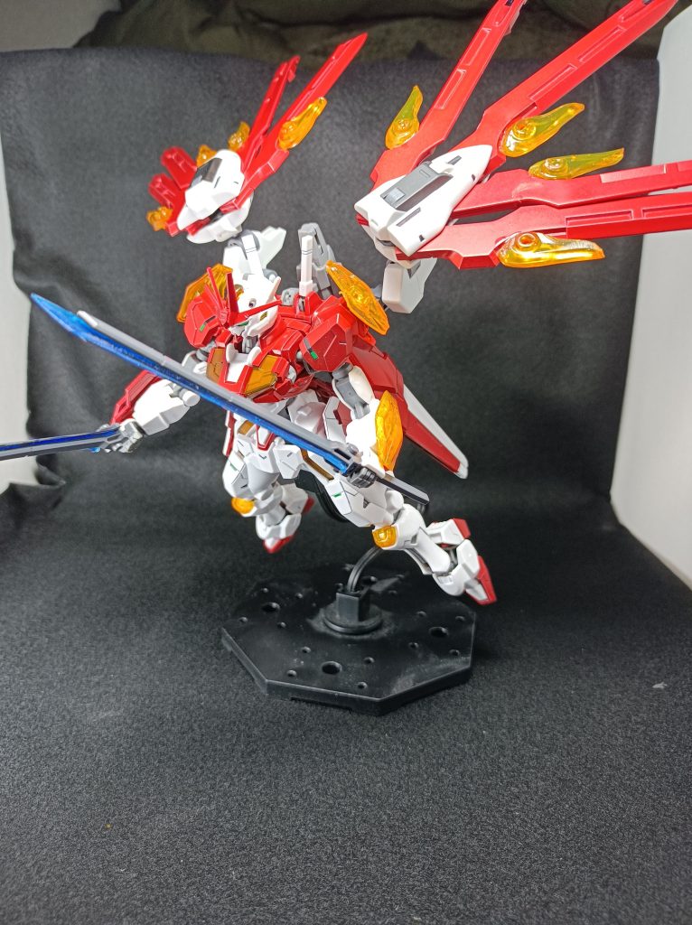 バックパックは上部のフライトユニットをシュバルゼッテの物にしてあるのでグリングリン動きますあとビームブレイドもアニメ本編のようにクリアブルーに変更(イメージとしては完全燃焼の青色)