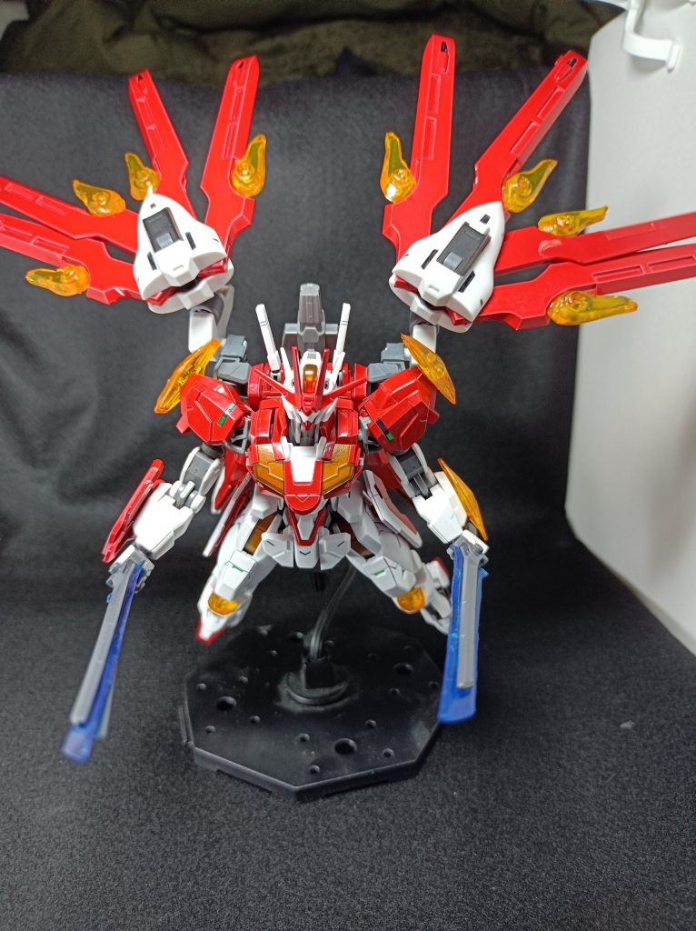 塗装やクリアパーツの配置も最初からこの姿にする事を前提としてるので炎を噴いているような感じにしています