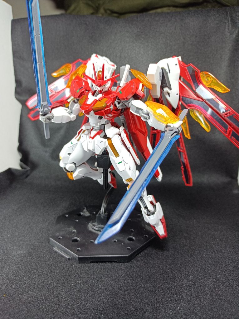 ビットオンフォームにして炎システム最大稼働モード「イグニションモード」ただしメイン武装であるビットを全て推進機として用いるため当然手数等が極端に制限されるデメリットもあるガーディアンを翼状にしてこれが一番ゼロ炎を意識した状態ですまたオマージュ元のゼロ炎に比べてクリアパーツが小さいのは「スイセイのビルダーとしての実力ではこれが精一杯だった」という設定ですユウセイ達のが当然ながら圧倒的に実力上だよって事ですね 