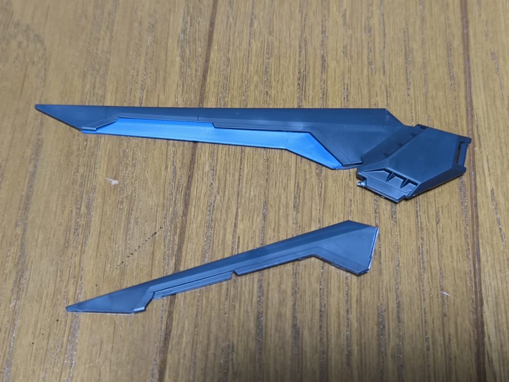 ウイングはこういう感じでカットして向きを調整しました。
