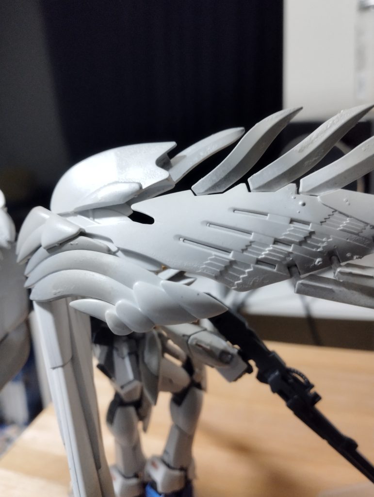 ウイング部分が白一色なのはなんか寂しい気がしたのでライトグレーで若干の陰影をつけています。