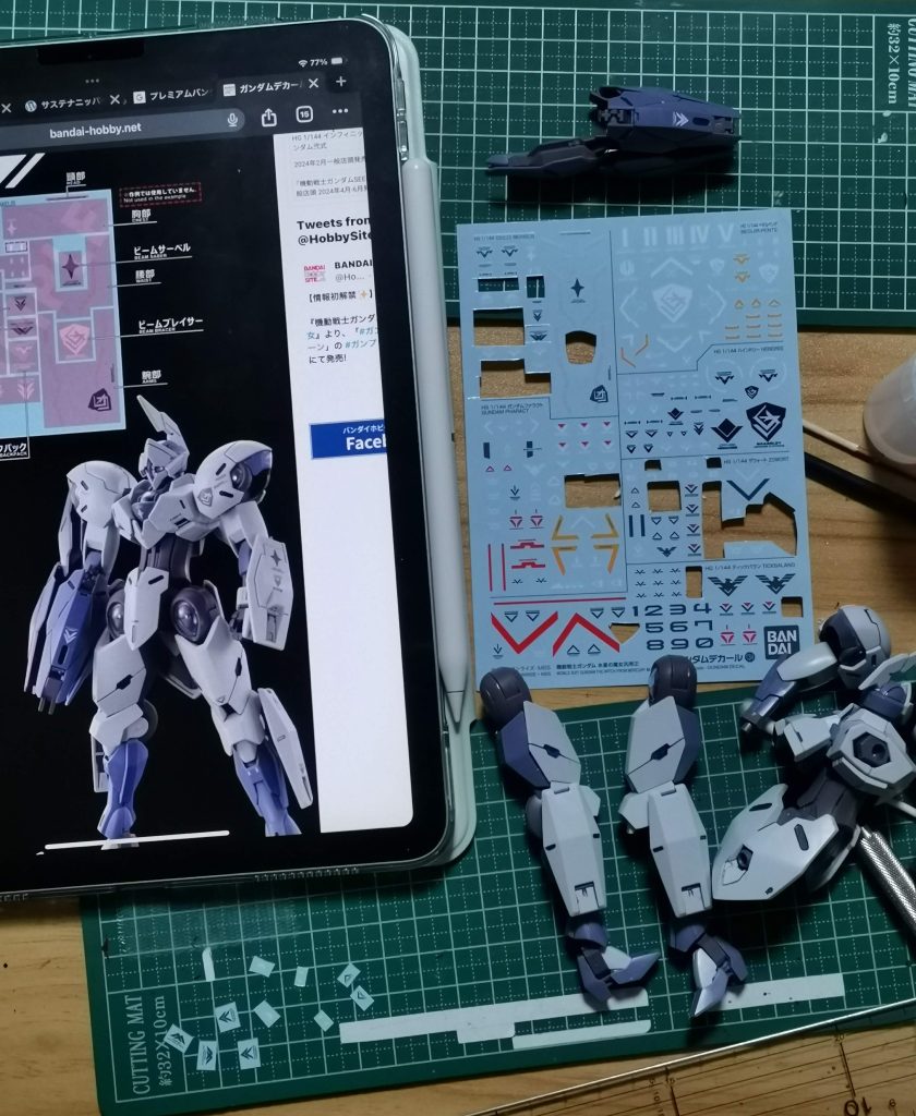 デカール（水星の魔女汎用２）には１枚に複数キット分、まとめられています。貼り方例もWebで公開されているので、それを参考にしました。