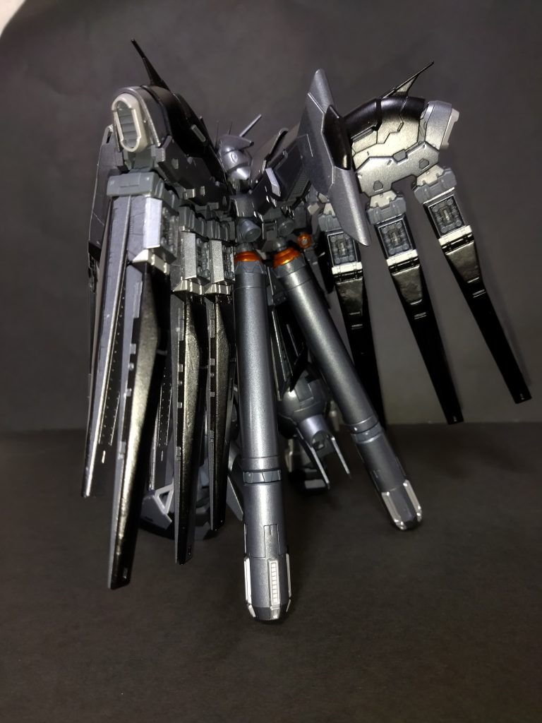 後ろ姿。これの機体設定いまだに悩み中…闇落ちしたアムロが乗る機体にするか、はたまたいっそ宇宙世紀とは別のSEED世界線におけるザフトの試作型にするか。