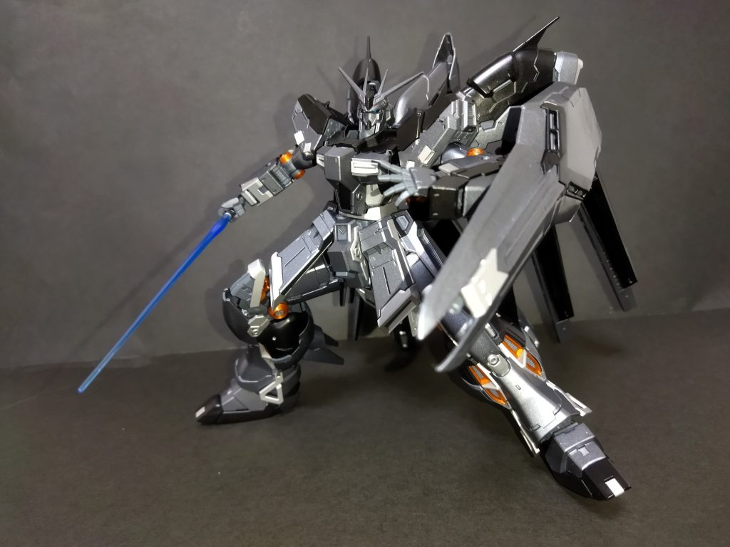 ビームサーベルを振りかざし。青い色がよきかな。