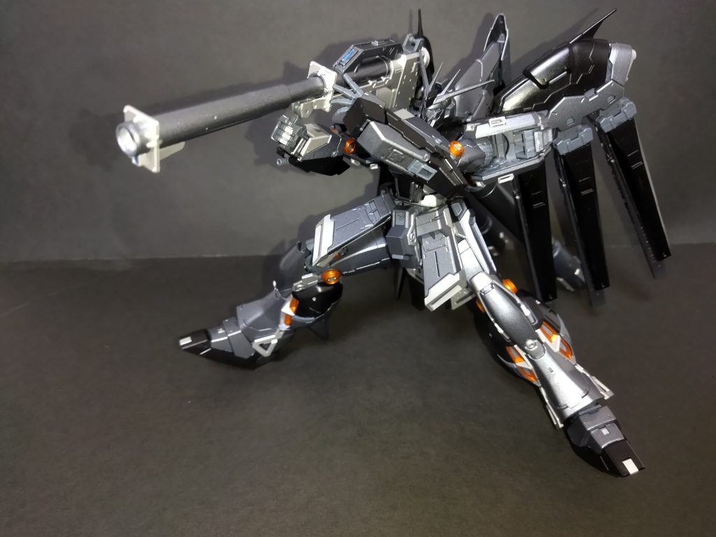 バズーカ構え。