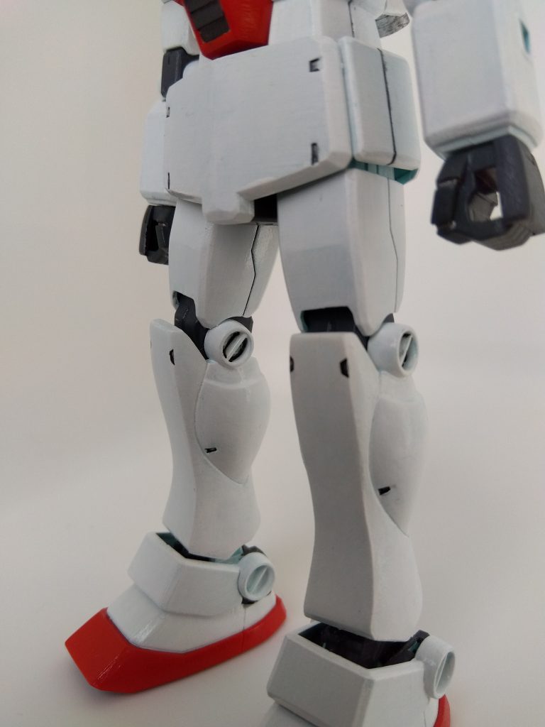 赤色は目立たないのですが、白は筆ムラが目立ちました。あと下地なしで塗り始めたので成型色がうっすら見えています。