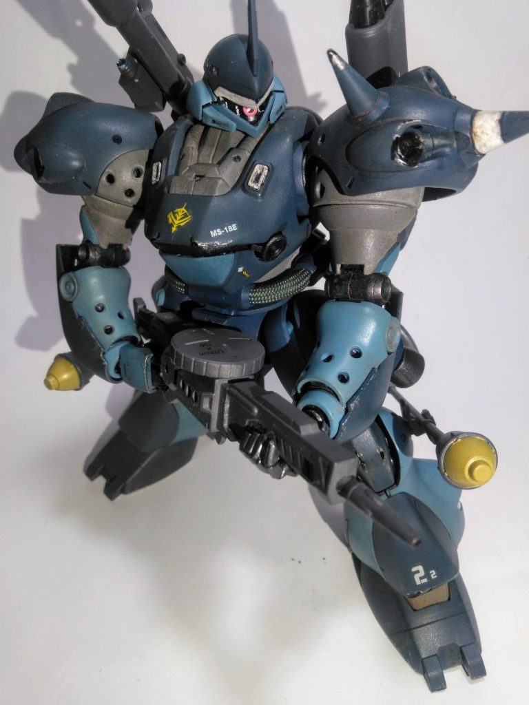 『ブチ穴』イッパイなこの子のボディ🧐此って機体の軽量化を図っての事なんでしょうか❓🤔特攻するなら重装甲の方がいいのでは❓二十うん年前の蛇足作業😤｢強化型アサルト マシンガン｣を装備です😋弾丸径は120mm❗ザクのドラムマガジンを使用です🤣