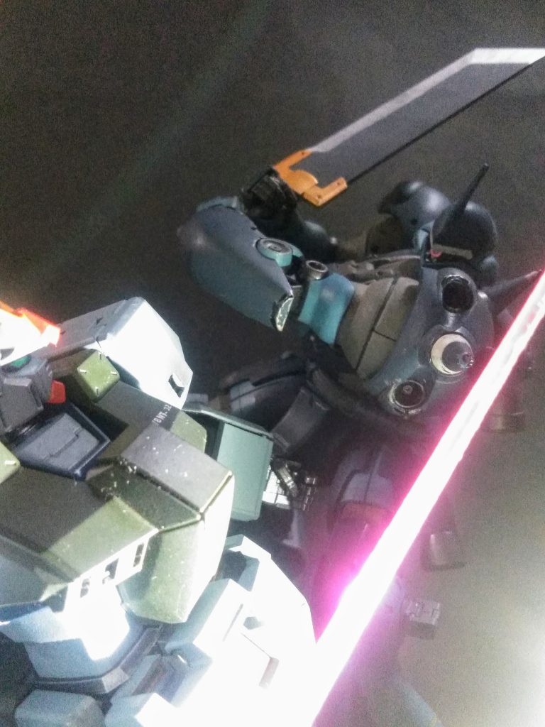 今回も｢リビルド｣なのに、殆ど弄って　　　　　　　おりません😋　　　　　　　　　　　　　　　　薄暗い本棚の中とは云え、関節なども健在でした😲　　　　　　　　　　　　　　　　　　　23 年前のキットなのに・・・　　　　　　　　　　　　　　　　　　　　　　　　　　　　　　　　　                 ヤルな❗❗👊😃💕『BANDAI❗❗』　装甲が少ないのでガシガシ動きます😤　　　　 