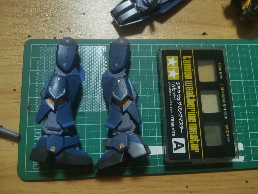 仕上げまでの工程１．下地用として半光沢スプレーを吹く２．ウェザリングを施す（今回はタミヤウェザリングマスターAのマッドで輪郭を強調しました）３．つや消しスプレーで仕上げ