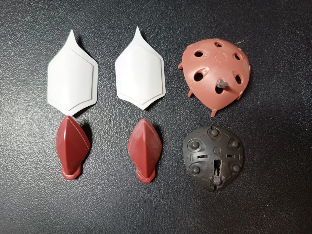 シールドはプラ板から切り出してドライヤーで丸めました。角は余った爪パーツを頭に接着しただけです。あとは干渉する箇所を切り抜きました。