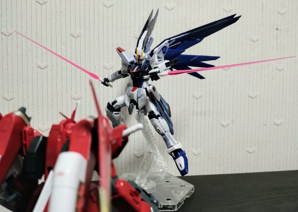 ヤベェ奴、現わるしかもこのポージングは…\アカンデー/