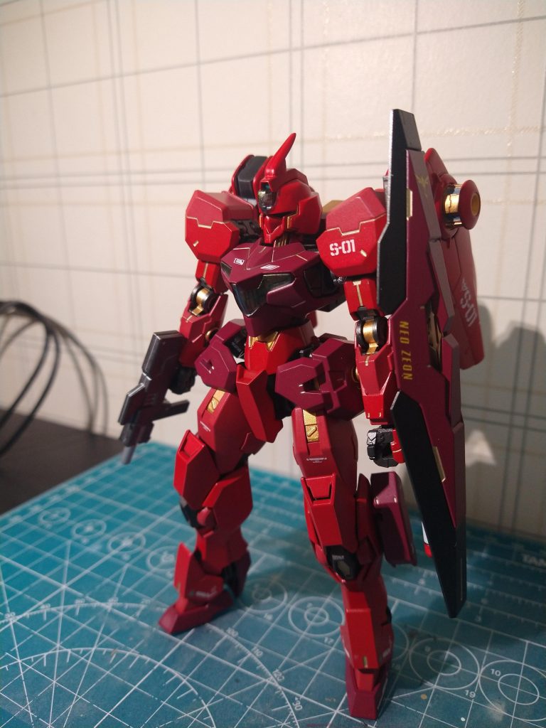 改造内容角を一本に変更。2本のアンテナを重ねて接着しました。既存のバックパックが小さくて寂しいので、ミラソウル社製フライトユニットに変更。既存のバックパックは脚部スラスターにしました。