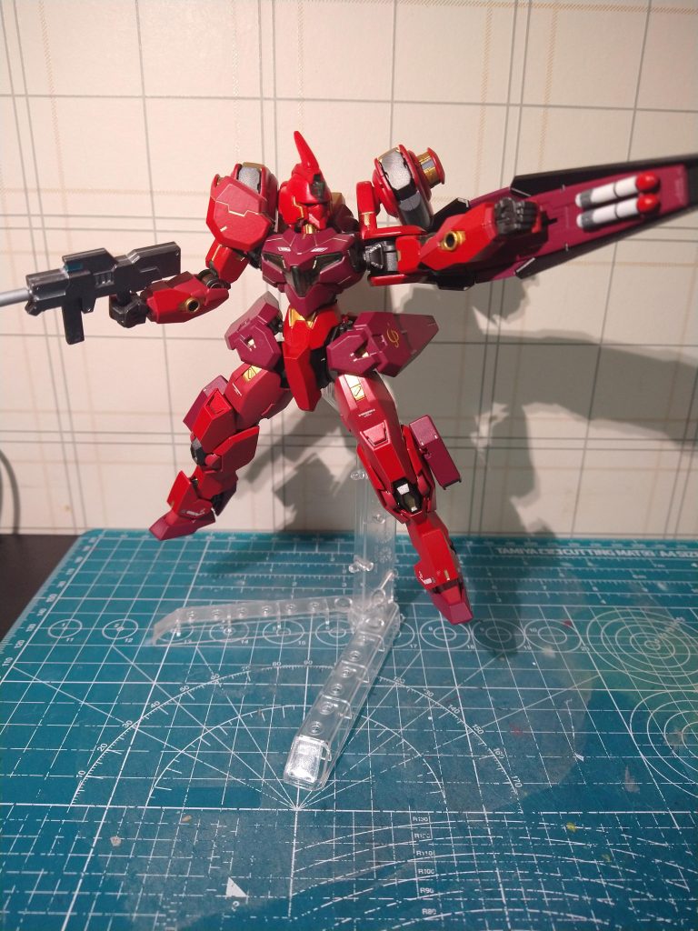 自分の中でサザビーをイメージして作っていたため、シールド裏のサーベルをミサイルにカラー変更しました。サザビーもシールドミサイルがありますからね。