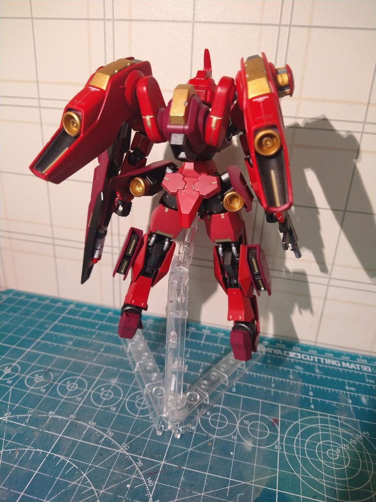 バックショットはこんな感じです。使用した色はシャア専用機用レッドダリルバルデレッドモンザレッドの3色で部分的にゴールド、シルバーで装飾しています。 