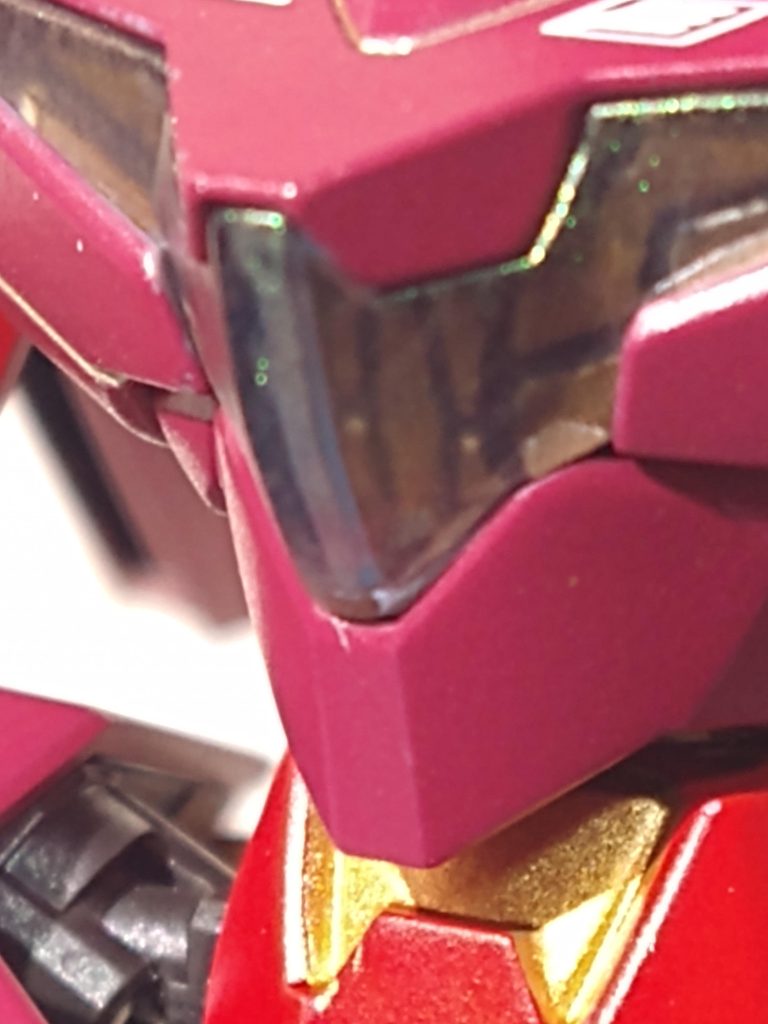 胸のシェルユニットは金色に塗装しました。シャアの乗る宇宙世紀の機体なので、サイコフレームだと解釈してください。クリアパーツはリンクルプラネットのステラパールホワイトを塗って、なんとなく光ってる感じが出ないかやってみたんですがイマイチですね。クリアパーツの内側に塗ったら内部が発光してる感じになるかなあ。機会があったらやってみます。