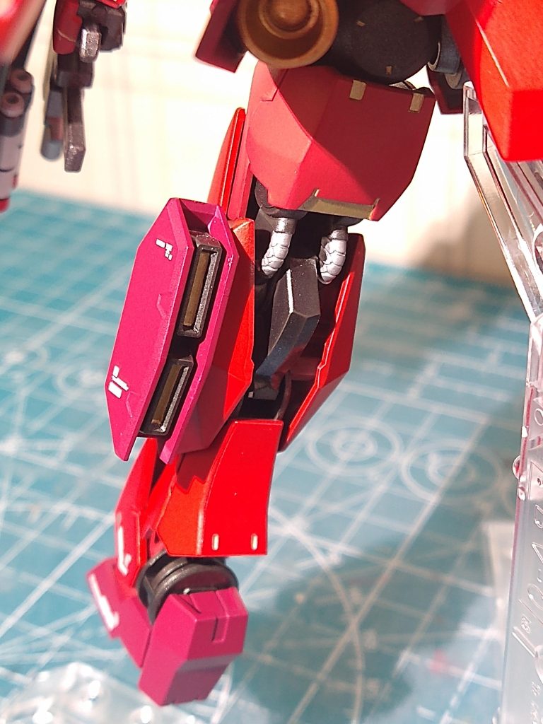 脚部スラスターはこんな感じです。バックパックのボールジョイントを移設して取り付けました。