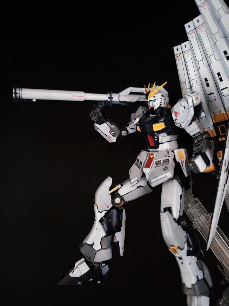 膝のシリンダー部分はガンダムマーカーのゴールドで