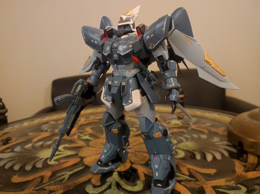 劇中のシーンを再現するにはジンを制作しました。グレーの装甲にゴールドやシルバーを使って簡易塗装でディテールアップしました。
