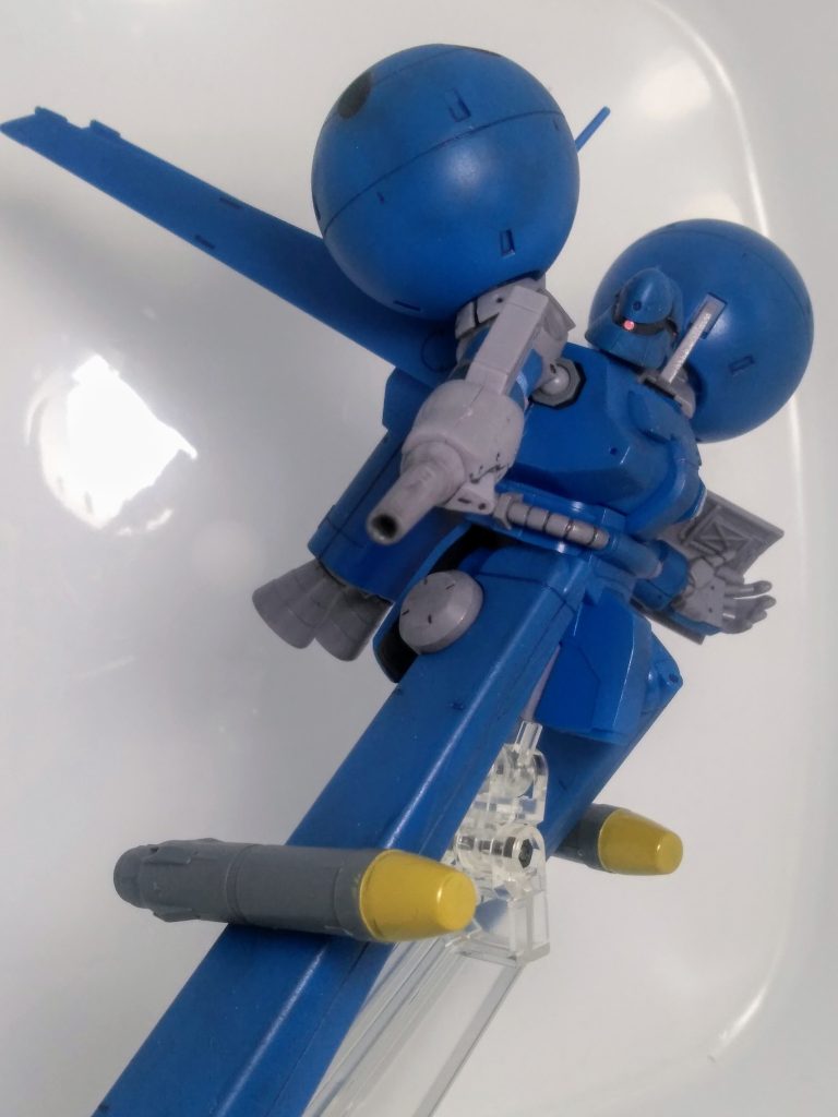 と、いう訳で  『MS-21C ドラッツェ』をコサエテみました🤣　　　　　　　　　　　　　　　　先ずは標準装備となる『3連装40mmバルカン砲』🤔『プロペラント・スラスターユニット』に｢大型ミサイル｣を装着です😁