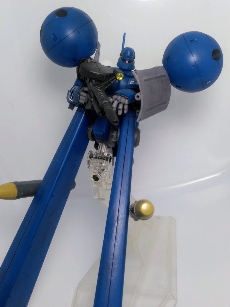 ハイ。右腕を差し替えれば『 ザク・マシンガン 』も装備可能です❗😆　　　　　　　専用台座じゃないと展示がツライ😢