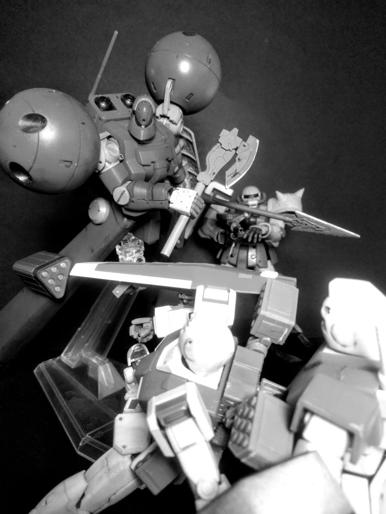 『茨の園』外周宙域をパトロール中に　　　　　　　　　　　　　　　　　　　　哨戒任務中の『ジム』を発見する　　　　　　　『モンシ曹長』　　　　　『ドラッツェをフルスロットル』で突っ込ませ　『ジム』に肉迫するのでした・・・　　こんなシチュばっかだなぁ😏