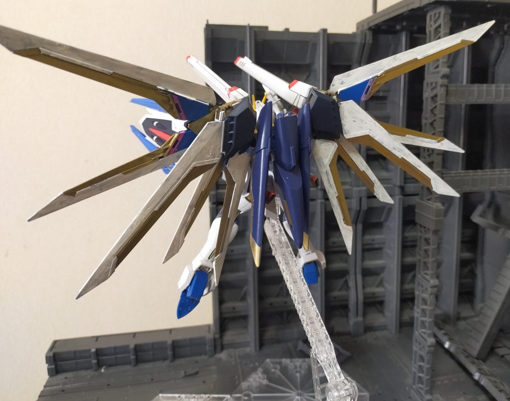 後ろ姿。なんだか福田監督がライフリのカラーリングを青基調にしたのがわかった気がする。だって、マイフリの出番無くしかねないし、中盤で壊すの躊躇うもん!