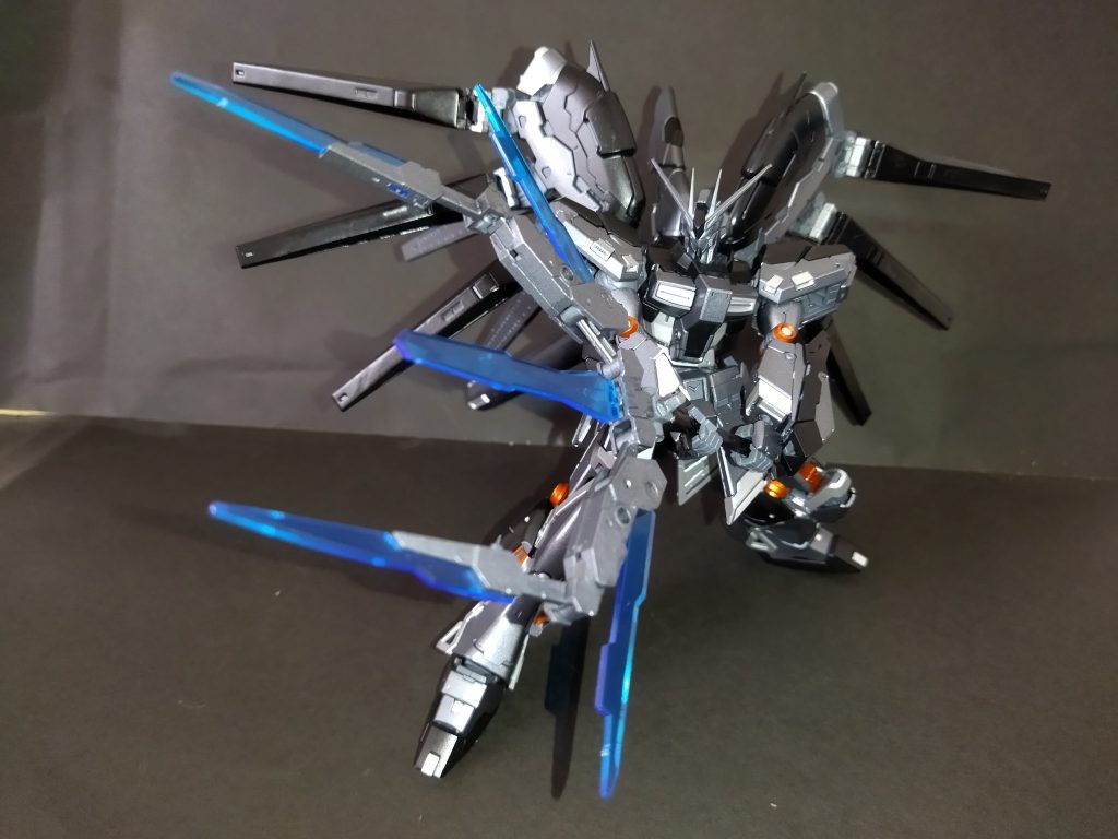 バリアブルサイコブレード。サイコフィールド発生装置が搭載されており、通常の左腕懸架時には防御フィールドを発生しシールドの役割を成す。サイコブレードのエネルギーを最大限に引き出すオーバードライブモードに変形、巨大な光の刃を発生させ、モビルスーツの編隊及び戦艦すらも撃墜させることが可能だが、その威力があまりにも強大なため、この形態での使用時は両手持ちが必須となる。あまりにも特殊な性質を持つ武装のため、ニュータイプのパイロットでも使いこなすにはある程度熟練が必要である。