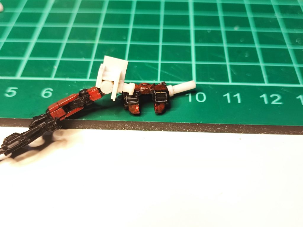 【制作中③】パテで肩を新規に作るのでプラ棒とプラ板で腕関節を作成。可動は元々の前後回転と横スイングを再現。