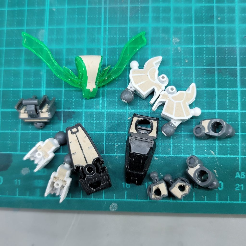 SDガンダムはパテの練習もできるので気になるところ見える所は埋めております