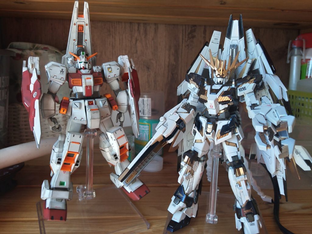 をまけ。前回のユニコーンさんと。ユニコーン作った後、白い部分がなんか寂しいなと思ってグラデーション塗装した方がよかったかなとか思ってたのですが、隣のヘイズルくんと同じ様にエッジ強調したらもっとカッコよくなってたかもしれないですね。（もう怖くていじれない