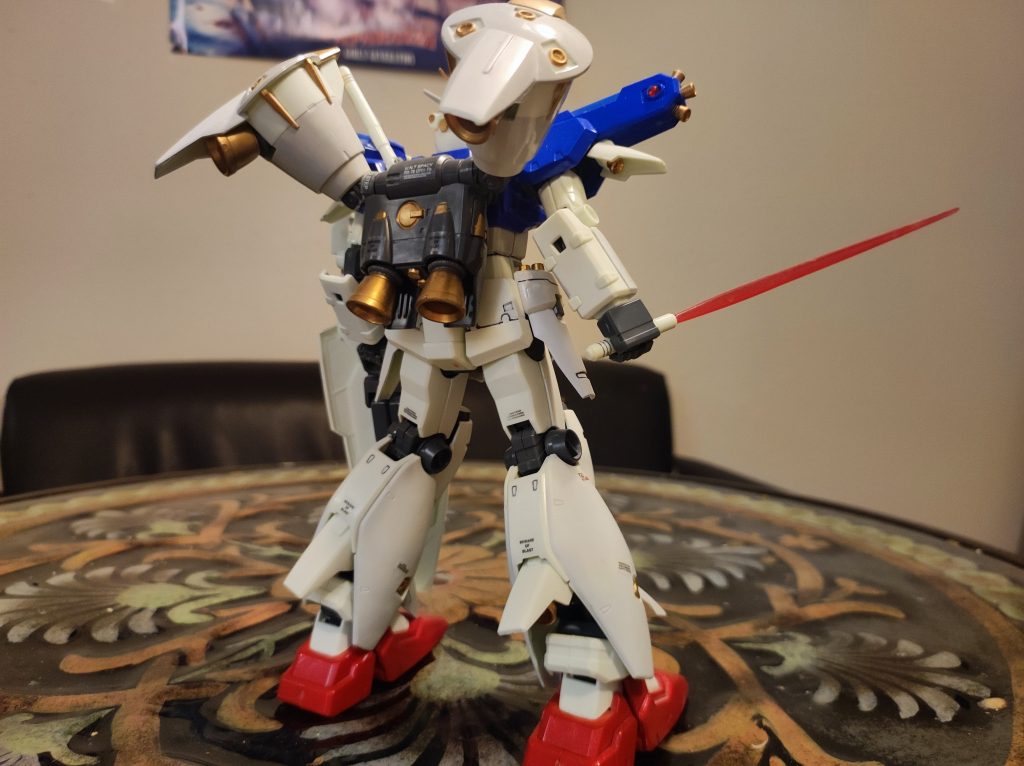 後ろの姿もかっこいいです。古いキットなので、武器をしっかりと握ることができません。シールドはもちろん、ビームサーベルも接着しました。