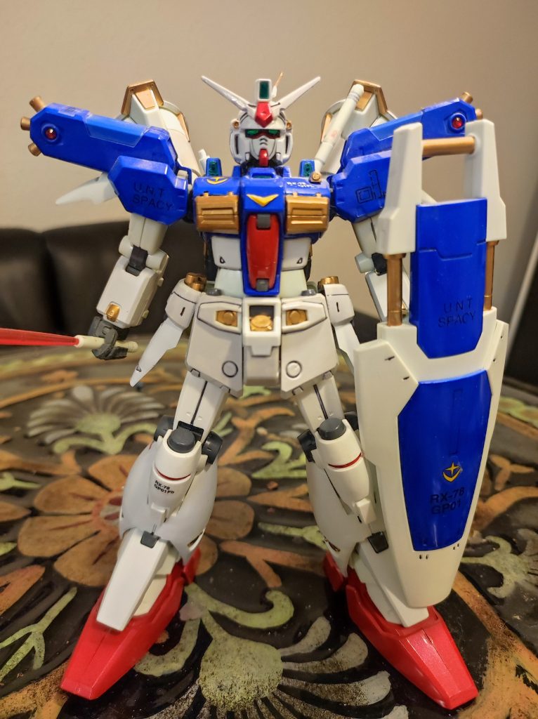 少し緑に見える装甲を白いとライトグレーに変更しました。肩部にジュエルシールを使いました。