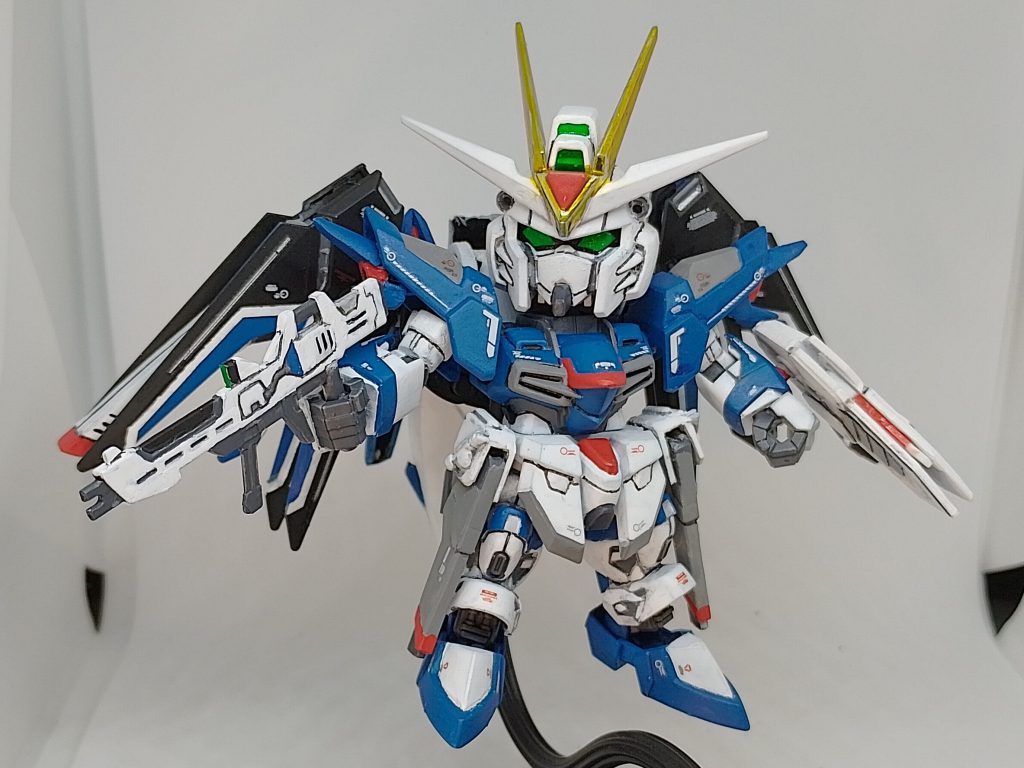 映画関連のガンダムデカールが発売されていなかったので、RGとMGのデスティニーガンダムのガンダムデカールを使って貼りました。