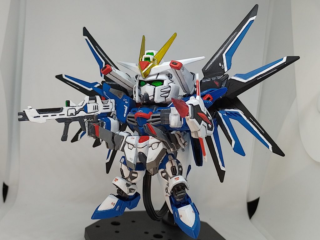 SDEX ライジングフリーダムは、見通しは非常に良いと思いますが、フルバーストモードへの変形ができないのと、MAの変形がシンプルすぎる(特にMAの頭部が反対側にある)ため、不足していたギミックを両方追加した改造となりま 。※このポーズは『ガンダムEXVSOB』より
