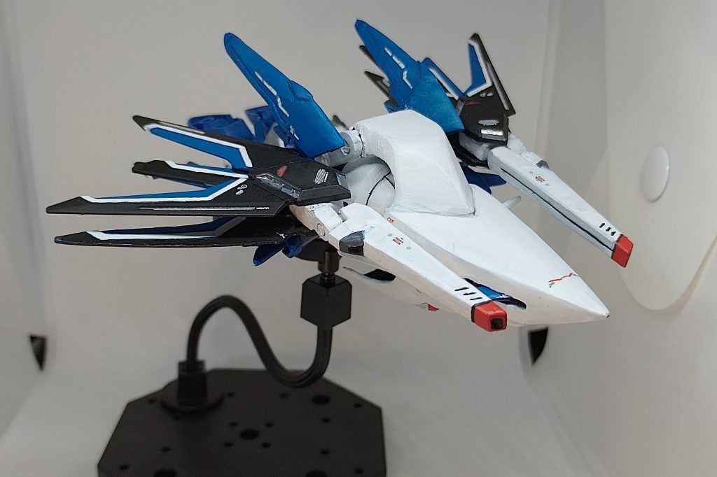 『ガンダムEXVSOB』を参考にしたインパルスガン攻撃モード頭部の側面を広くしすぎないように、変形時にアンテナを外すかどうかも頭を悩ませ、何度もテストを繰り返しました。アンテナを取り外さずにヘッドを完全に収納し、同時に可能な限り使用することで、マシンのノーズがより狭くて長いバランスポイントとして表示されます。 そのため、機首のカバー範囲は意図的に短くしており、直立時に第3支点となる長さでありながら、フル時にインプラスガンが伸びきれるギリギリの幅となっている。頭にも邪魔されずにバースト…