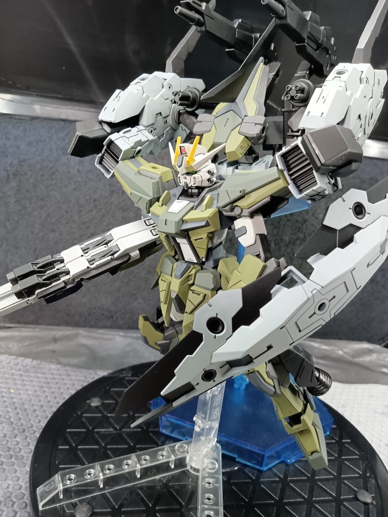 盛り癖が治らず後部が非常に重たいです　過去に作成したサイコザクの後ろにどーんを思い出しながら撮影しました