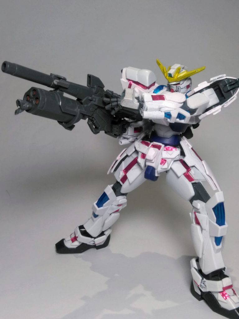 もぅ、名乗らずに進めて逝きます😏 ソンナ訳で「キットの雰囲気が似ているなぁ」 位の軽い気持ちでヤッテあります😋ハイ。『バンシィ・ノルンの"スーパー・ナパーム"付きビーム マグナム』を装備です😁イヤ!重くて大変😖💦